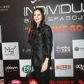 (Video) Crno odelo i crveni karmin: Tamara Vučić se pojavila na reviji u Beogradu, osmeh ne skida