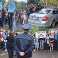 Protest Srba sa severa KiM zbog hapšenja četvorice mladića: Policijski auto pokušao da prođe kroz masu, umalo incident