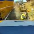 Snimak koji ledi krv u žilama: Muškarac u zadnji čas izbegao sigurnu smrt na autoputu (video)