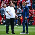 Skandal trese premijer ligu! Kontroverzni gazda kluba upao na teren i napao trenera! Sve se videlo u prenosu uživo