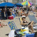 Како баке и деке на одмору спасавају родитеље од хаоса на мору - изненадиће вас разлог