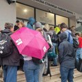 Građani se odazvali pozivu studenata, mirno okupljanje ispred Beogradskog sajma