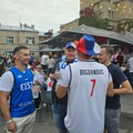 „Srbi – Esti, braća zauvek“, a onda stranac zapeva „Jutro je“: Samo ovakve slike želimo iz Rige FOTO VIDEO