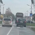 (Видео) Погледајте призор из Будисаве, срећом није било трагедије: Зона школе, пешачки прелаз, пуна линија...