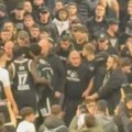 Pogledajte snimak haosa iz drugog ugla: Navijač gurnuo Tajrika Džonsa, on im pretio i zvao ih na tuču u Areni!