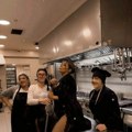 Ana Nikolić sa čašom uletela u kuhinju restorana: Valja se po stolu na kom se sprema hrana, radnici u šoku