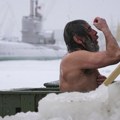 (Foto) Bogojavljensko kupanje u Rusiji na minus 37 stepeni: Učestvovalo oko 3.600 ljudi