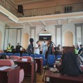 Napeto pred sednicu Skupštine Zaječara: Okupljaju se građani, veliki broj pripadnika policije ispred zgrade