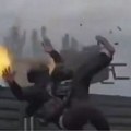(Video) Šok snimak iz Rusije: Vojnik hteo da gađa dronove, a onda je mitraljez "podivljao": Vrteo ga kao igračku, kolega u…