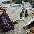 Španska policija uklanja kamp za migrante na plaži u Seuti uoči posete kralja