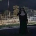 "Žena u crnom" viđena u još jednom gradu u Srbiji! Narod preplašen: "Pazite svoju decu posle škole uveče"