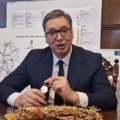 Vučić poklonio sat prvorođenom srpskom detetu na Kosmetu u 2024. godini (video)