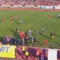 Snimak haosa zbog kog je sudija prekinuo meč Radnički - Novi Pazar: Tukli se kod klupe, sevali crveni kartoni!