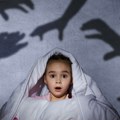 Otac podigao pokrivač, svi zanemeli od straha Devojčica ležala u krevetu, a oko nje se motalo jezivo stvorenje (video)