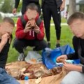 Gimnazijalci iz Niša poneli prase na ekskurziju: Rasprostrli pečenje na travu i pojeli ga rekordnom brzinom