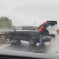 Džip se zakucao u ogradu, delovi rasuti po putu: Nesreća na auto-putu, stvaraju se gužve (video)