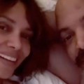 Gola Hali Beri se oglasila iz kreveta: Društvo joj je pravio partner "Ovako je počeo moj Dan majki"