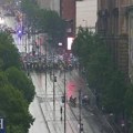 Ne daju ljudima mira ni po kiši: Šačica blokadera na protestu u Nemanjinoj, blokirali raskrsnicu