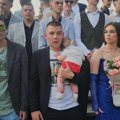Slika koja je osvojila Užice: Luka Ristanović na maturskoj šetnji sa svojom bebom sestrom (VIDEO)