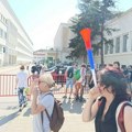 FOTO i VIDEO: Protest kod Pokrajinske skupštine, građani prave buku