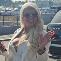 Dari Bubamari grudi prelivaju iz korseta Pevačica na aerodromu u žari i pali, pa ušla u svoj mercedes od skoro 150.000 evra