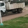 ''Da li je ovo skrivena kamera?'' Radnici asfaltirali put, pa napravili bizarnu grešku, ceo internet plače od smeha! (video)