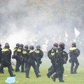 Сукоби демонстраната и полиције у Хагу, запаљена полицијска кола
