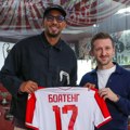 Poznato lice u poseti "Marakani": Boateng podigao Zvezdin dres