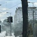 Buknuo požar u Ruzveltovoj: Zapalio se automobil nasred puta, stvaraju se gužve