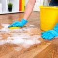 Mnogo bolje od skupe hemije: Napravite čudesno prirodno sredstvo za čišćenje drvenih podova