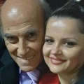 "Mi smo 15 godina u braku" Najstariji srpski pevač (88) uživa sa 41 godinu mlađom pevačicom, sad izneli istinu o njihovom…