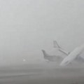 (Video) Nevreme baca avione po pisti kao igračke! Orkanski vetar čupao drveće iz korena i kidao delove hangara: Apokaliptična…