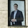 Разбијен излог и оштећен плакат у новој канцеларији СНС у Крагујевцу
