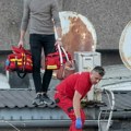 (Foto) Devojka pala sa drugog sprata u Novom Pazaru, prevezena u bolnicu