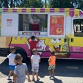 Nekad na biciklu, danas u šarenom kombiju: Sladoledžija na radost dece "krstari" ulicama Žitišta (foto)