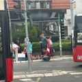 Teška nesreća u Beogradu: Autobus na liniji 59 pokosio mamu i ćerkicu na Labudovom brdu, prva slika s mesta nesreće foto