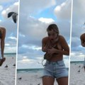 Devojka pozirala na plaži, ali je galeb ukrao šou: Umalo da ostane bez kupaćeg, scena je urnebesna