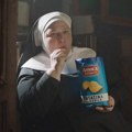 U reklami u Italiji časne sestre prikazane kako uzimaju čips umesto pričesnog hleba: Ogorčenje građana širom zemlje