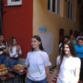 Школа у Шапцу има своје "сокаче" - осликали су га ђаци и посветили задужбинарки Стани Милановић