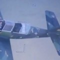 Evo ga leti, pucaj... Ukrajinac uzeo kalašnjikov pa raspalio iz aviona! (video)