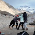 Turisti se pobili na Mont Everestu: Dva muškarca krenula da se tuku, a onda se uskočili i njihove žene, razlog je bizaran…