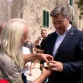 (VIDEO) Plenković došao na Dugi Otok, poklonili mu magareći izmet