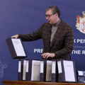 (Foto) Vučić pokazao svu dokumentaciju o rekonstrukciji železnice: Biće javno objavljena! Ne očekujem kraj protesta, u…