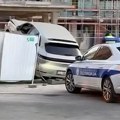 Luksuzni auto napravio haos u Beogradu na vodi: Zaleteo se i probio zaštitnu ogradu (Video)