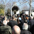 Sestra ispratila brata na večni počinak Branka jedva stoji na nogama pored Sašinog groba