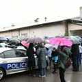 Kurtijeva policija protivzakonito uzurpirala sportski objekat u Severnoj Mitrovici! Roditelji sa decom protestuju ispred hale…