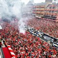 Policajac uboden nožem, desetine povređenih: Navijači proslavili titulu PSV na ulicama Ajndhovena (VIDEO)