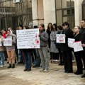 Studenti Ekonomskog fakulteta u Subotici blokirali zgradu zbog online nastave
