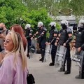Studenti i građani kod Sajma pokušavaju da spreče održavanje ispita Pravnog fakulteta, ispred njih policija