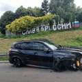 Od siline udarca skupoceni BMW ostao bez točka! Žestoka nesreća na Autokomandi, delovi vozila rasuti svuda: Vozači, oprez…